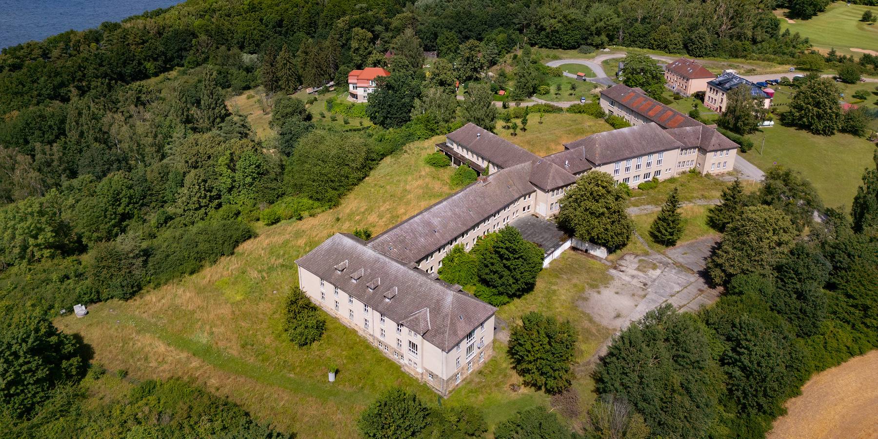 Von oben: Blick auf das ehemalige Tollenseheim, malerisch gelegen am Tollensesee © 2024 Christian Hoffmann (sbl-mv / Finanzministerium MV)