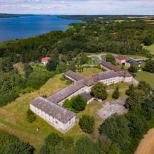 Von oben: Blick auf das ehemalige Tollenseheim, malerisch gelegen am Tollensesee © 2024 Christian Hoffmann (sbl-mv / Finanzministerium MV)