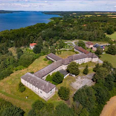 von oben: Blick auf das ehemalige Tollenseheim, malerisch gelegen am Tollensesee © 2024 Christian Hoffmann (sbl-mv / Finanzministerium MV)