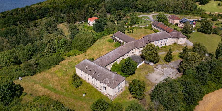 Von oben: Blick auf das ehemalige Tollenseheim, malerisch gelegen am Tollensesee © 2024 Christian Hoffmann (sbl-mv / Finanzministerium MV)
