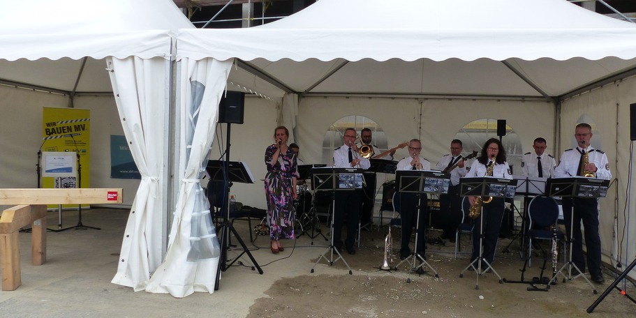 Das Richtfest wurde durch das Landespolizeiorchester M-V musikalisch begleitet © 2024 SBL Greifswald