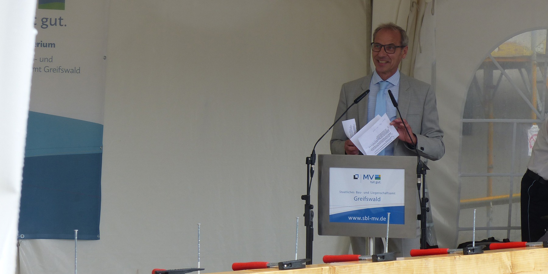 Stephan Aufdermauer, Leiter des Staatlichen Bau- und Liegenschaftsamtes Greifswald, begrüßte die Anwesenden und führte durch die Veranstaltung © 2024 SBL Greifswald
