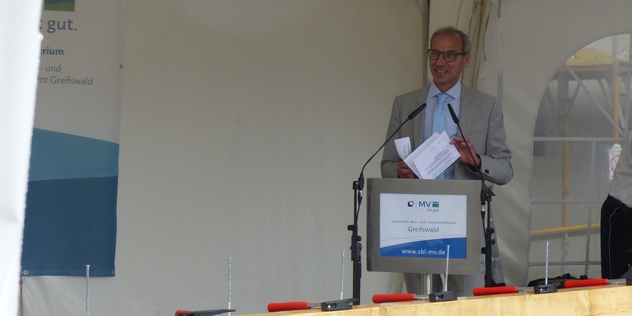Stephan Aufdermauer, Leiter des Staatlichen Bau- und Liegenschaftsamtes Greifswald, begrüßte die Anwesenden und führte durch die Veranstaltung © 2024 SBL Greifswald