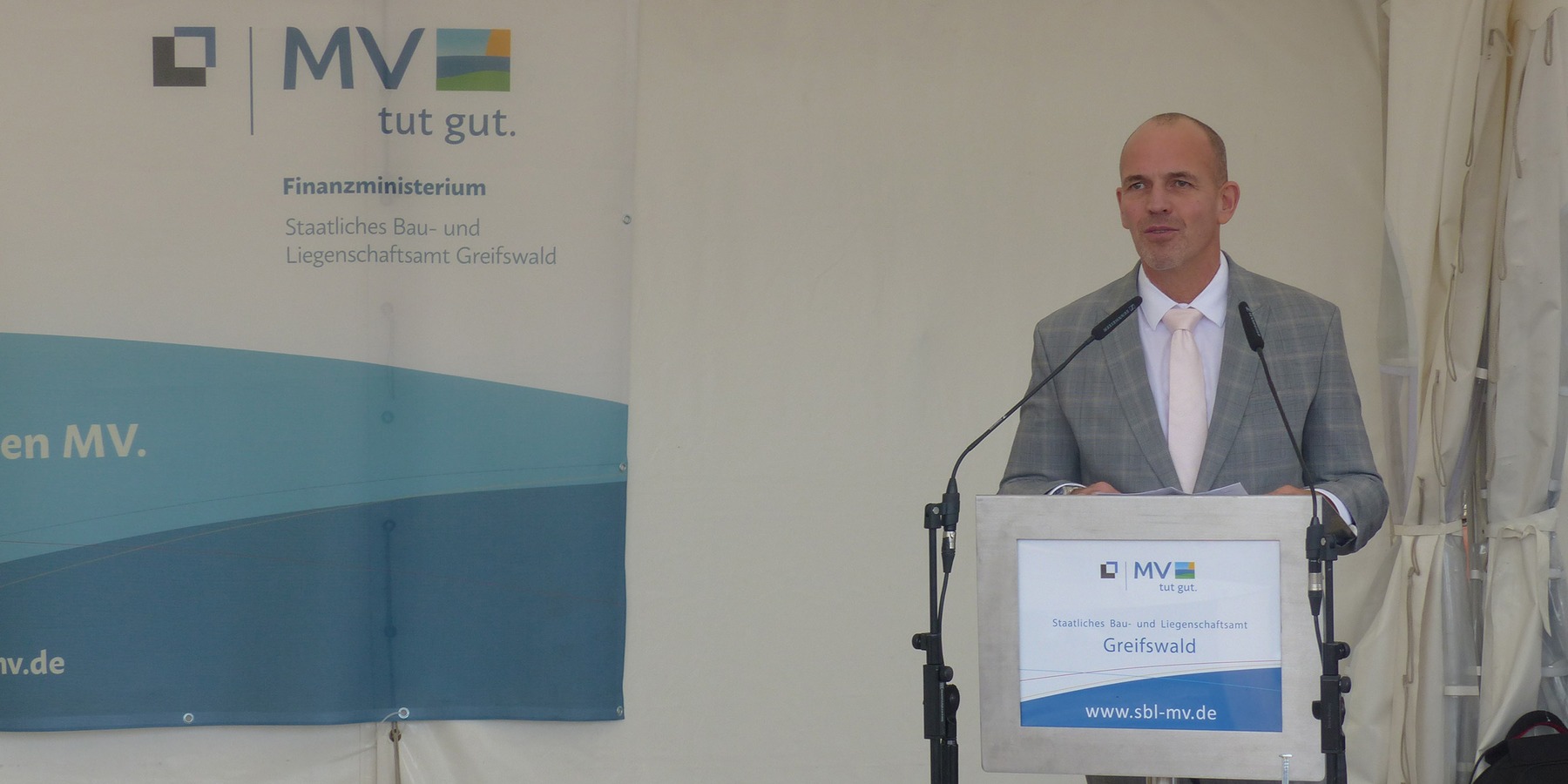 Prof. Dr. med. Uwe Reuter, Vorstandsvorsitzender und Ärztlicher Vorstand der Universitätsmedizin Greifswald, bei seinem Grußwort © 2024 SBL Greifswald