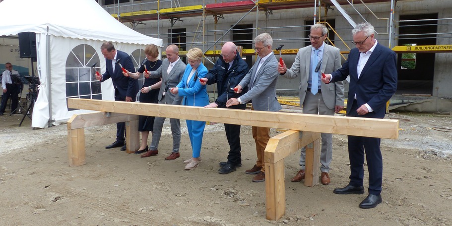 Bei der traditionellen Nagelprobe in Aktion: v.l.n.r. Staatssekretär Heiko Miraß, Wissenschaftsstaatssekretärin Susanne Bowen, Prof. Dr. med. Uwe Reuter, Ministerpräsidentin Manuela Schwesig, Landtagsabgeordneter Christian Pegel, Oberbürgermeister Dr. Ste © 2024 SBL Greifswald