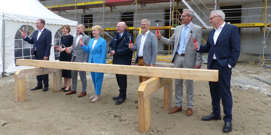 Die traditionelle Nagelprobe ist vollzogen: v.l.n.r. Staatssekretär Heiko Miraß, Wissenschaftsstaatssekretärin Susanne Bowen, Prof. Dr. med. Uwe Reuter, Ministerpräsidentin Manuela Schwesig, Landtagsabgeordneter Christian Pegel, Oberbürgermeister Dr. Stef © 2024 SBL Greifswald