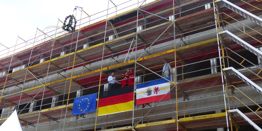 Nach Verlesen des Richtspruches wurde angestoßen und die Trinkgläser dem Brauch folgend zerschlagen - möge es dem Bau Glück bringen! © 2024 SBL Greifswald