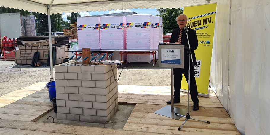 Jens Rott, Leiter Staatliches Bau- und Liegenschaftsamt Neubrandenburg begrüßt die Anwesenden. © 2024 Staatliches Bau- und Liegenschaftsamt Neubrandenburg