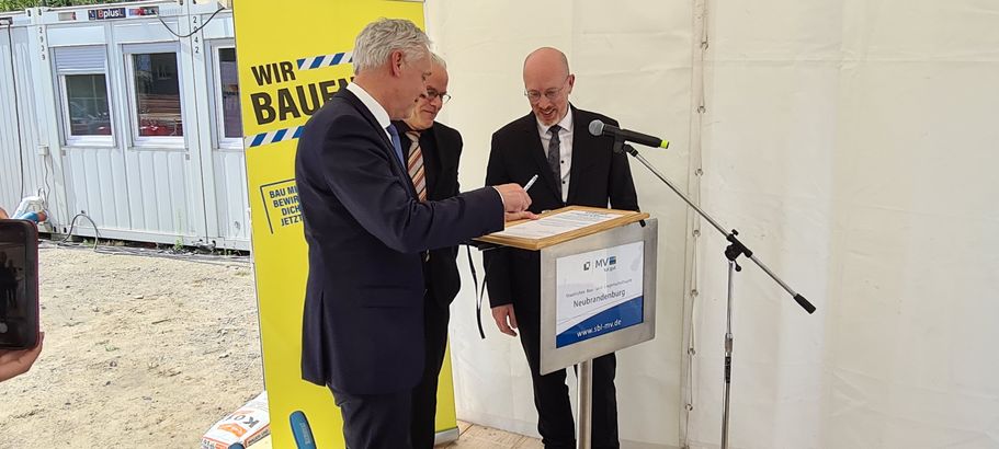 v. l. n. r.: Herr Wenzl, Herr Rott und Minister Pegel beim Unterschreiben der Urkunde für die Zeitkapsel. © 2024 Staatliches Bau- und Liegenschaftsamt Neubrandenburg