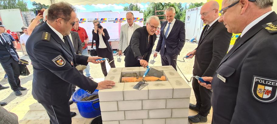 Gemeinsam wurde die mit einer Tageszeitung, einer 11 EURO-Sondermünze und einem Plansatz befüllte Zeitkapsel eingemauert. © 2024 Staatliches Bau- und Liegenschaftsamt Neubrandenburg