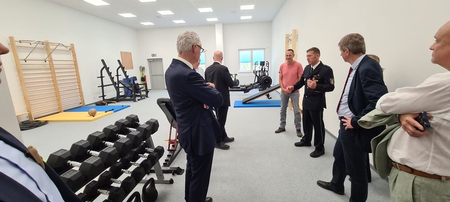 Beim Rundgang im Fitnessraum. © 2024 Staatliches Bau- und Liegenschaftsamt Neubrandenburg