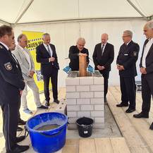 Versenken der Zeitkapsel: Gunnar Mächler, Leiter Führungsstab im Polizeipräsidium Neubrandenburg, Neubrandenburgs OB Witt, Landrat Kärger, Stefan Wenzl, Jens Rott, Minister Pegel, Inspekteur der Polizei in Mecklenburg-Vorpommern Hoffmann-Ritterbusch u. Ar © 2024 Staatliches Bau- und Liegenschaftsamt Neubrandenburg