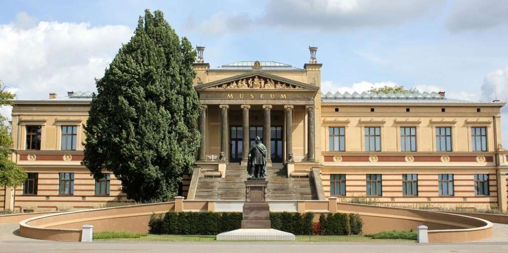 Blick auf das Portal mit Treppe und Auffahrt zum Staatlichen Museum Schwerin am Alten Garten.   © Bewerbungsunterlagen UNESCO-Welterbe Schwerin