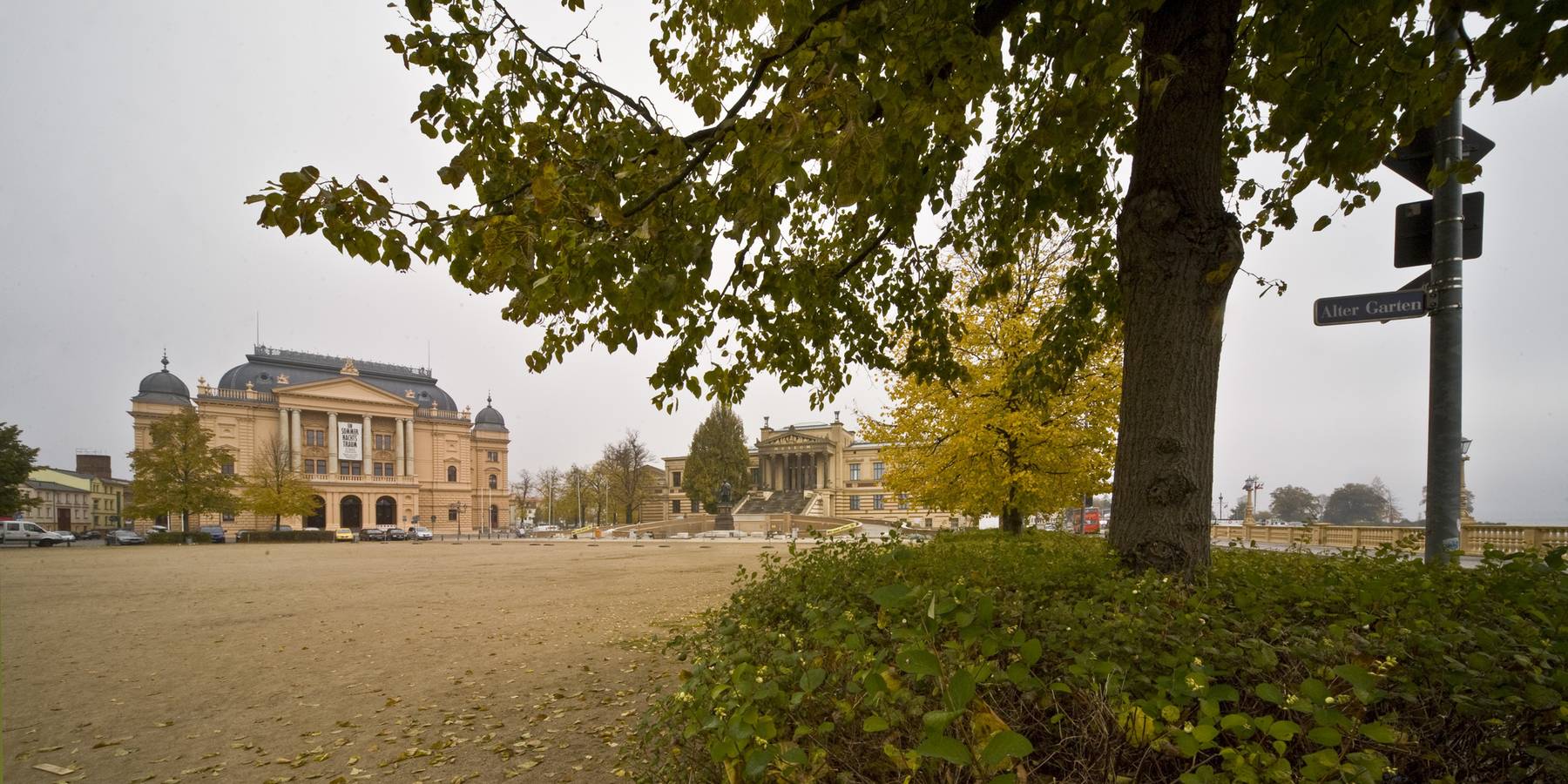 Alter Garten mit Blick auf Theater und Museum © 2011 Christian Hoffmann (sbl-mv / Finanzministerium MV)