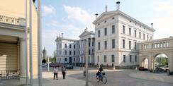 Kollegiengebäude I und Sitz der Staatskanzlei Mecklenburg-Vorpommern © 2011 Christian Hoffmann (sbl-mv / Finanzministerium MV)