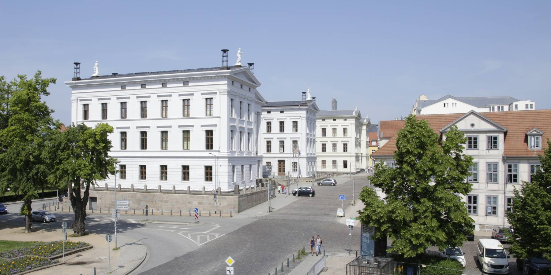 Blick in die Schloßstraße - Kollegiengebäude I (links) und Altes Palais (rechts) © 2016 Christian Hoffmann (sbl-mv / Finanzministerium MV)