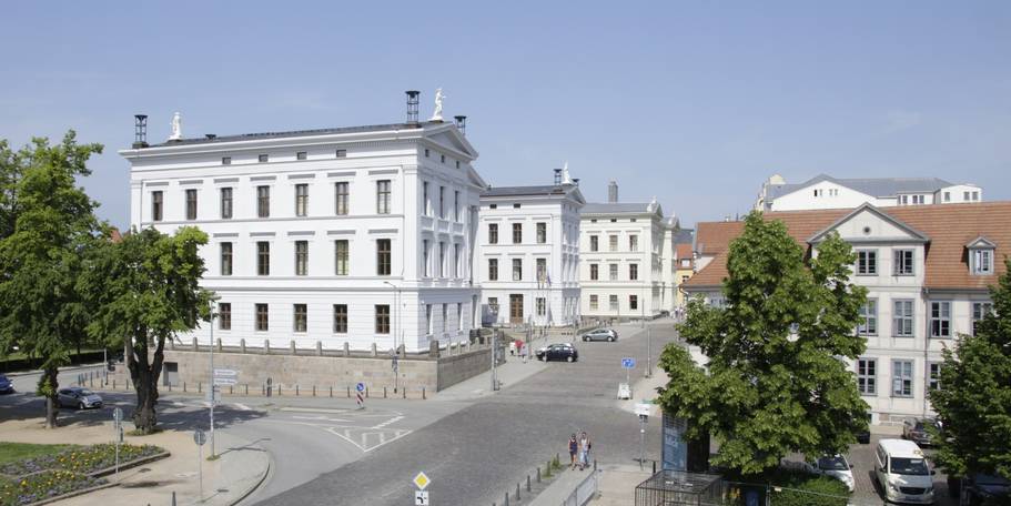Blick in die Schloßstraße - Kollegiengebäude I (links) und Altes Palais (rechts) © 2016 Christian Hoffmann (sbl-mv / Finanzministerium MV)