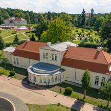 Blick auf den Vorplatz, die östliche Fassade und das Dach der Orangerie im Vordergrund sowie den Schlossgarten und das Kavalierhaus im Hintergrund. © 2024 Christian Hoffmann (sbl-mv / Finanzministerium MV)