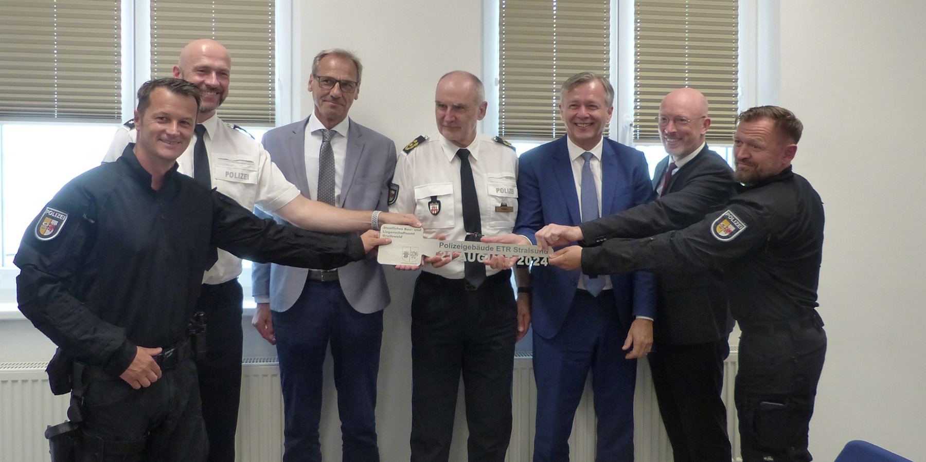 Die symbolische Schlüsselübergabe ist erfolgt, v.l.n.r.: Polizeihauptkommissar und Einsatztrainer ETR Enrico Sonnabend, Polizeihauptkommissar und Einsatztrainer ETR Falko Mehlberg, Leiter SBL Greifswald Stephan Aufdermauer, Polizeipräsident Thomas Dabel, © 2024 SBL Greifswald