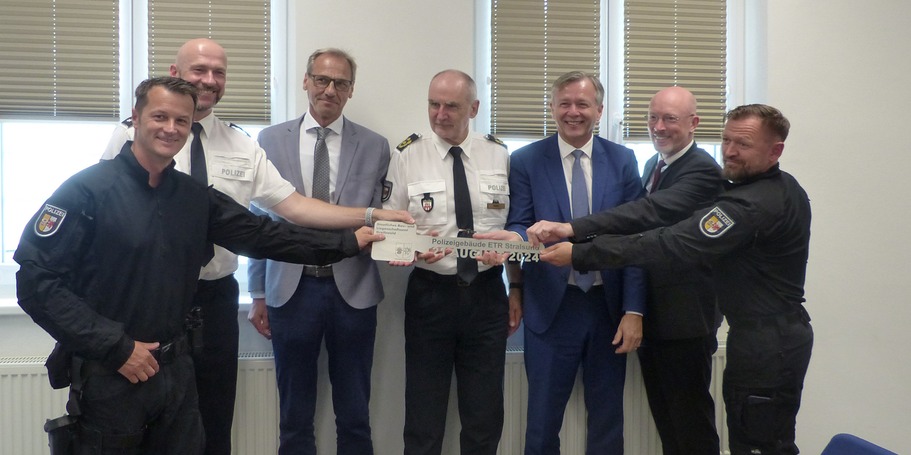 Die symbolische Schlüsselübergabe ist erfolgt, v.l.n.r.: Polizeihauptkommissar und Einsatztrainer ETR Enrico Sonnabend, Polizeihauptkommissar und Einsatztrainer ETR Falko Mehlberg, Leiter SBL Greifswald Stephan Aufdermauer, Polizeipräsident Thomas Dabel, © 2024 SBL Greifswald