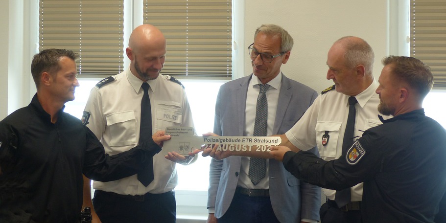 Die symbolische Schlüsselübergabe ist erfolgt, v.l.n.r.: Polizeihauptkommissar und Einsatztrainer ETR Enrico Sonnabend, Polizeihauptkommissar und Einsatztrainer ETR Falko Mehlberg, Leiter SBL Greifswald Stephan Aufdermauer, Polizeipräsident Thomas Dabel, © 2024 SBL Greifswald