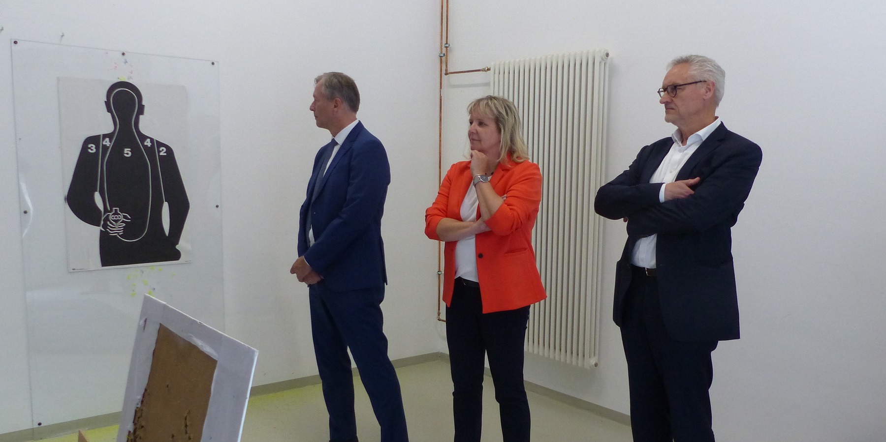 Während des Besichtigungsrundganges im Raum für Schießtraining, v.l.n.r.: Finanzminister Dr. Heiko Geue, MdL Christine Klingohr und der Leiter Abteilung 4 Staatshochbau und Liegenschaften im Finanzministerium Stefan Wenz © 2024 SBL Greifswald