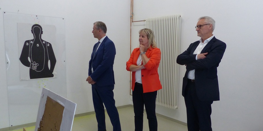 Während des Besichtigungsrundganges im Raum für Schießtraining, v.l.n.r.: Finanzminister Dr. Heiko Geue, MdL Christine Klingohr und der Leiter Abteilung 4 Staatshochbau und Liegenschaften im Finanzministerium Stefan Wenz © 2024 SBL Greifswald