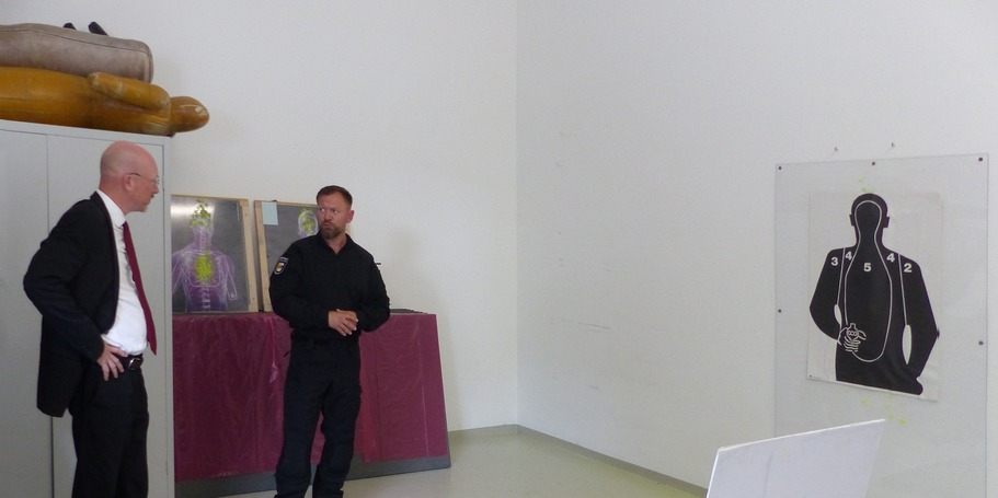 Während des Besichtigungsrundganges im Raum für Schießtraining, v.l.n.r.: Innenminister Christian Pegel und Polizeioberkommissar und Einsatztrainer ETR Nico Kubsch © 2024 SBL Greifswald