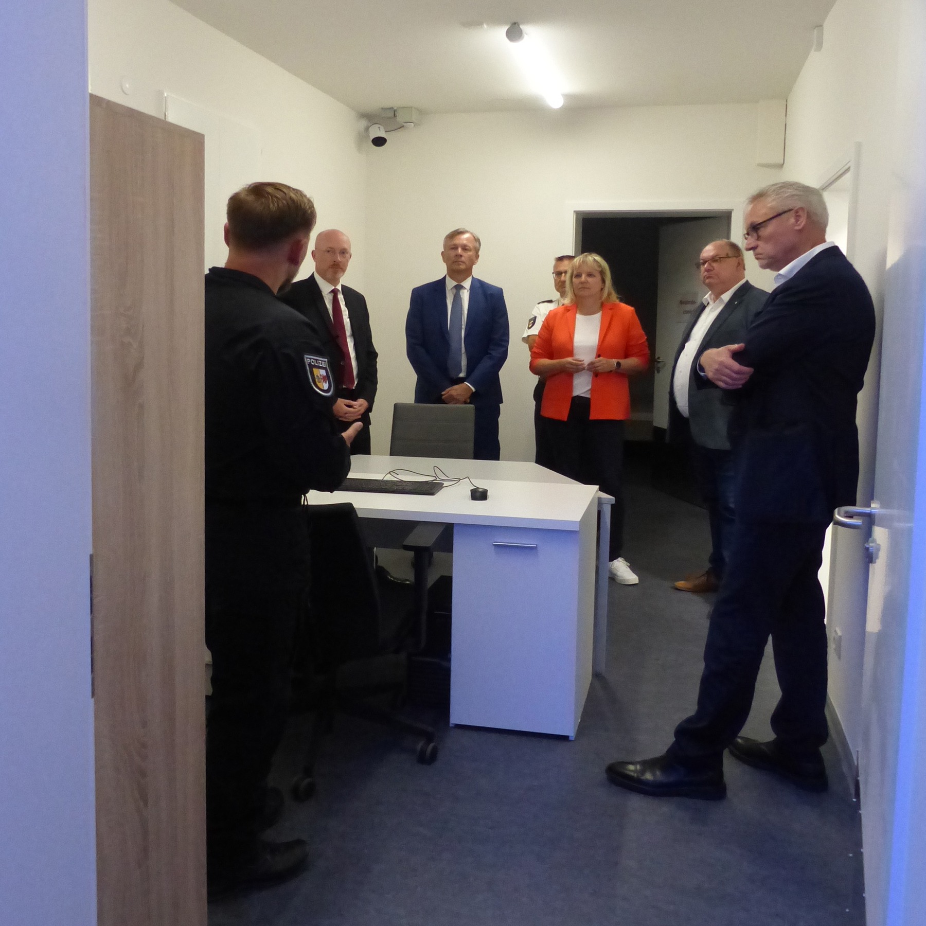 Während des Besichtigungsrundganges in einer realitätsnahen Trainingswohnung, v.l.n.r.: Polizeioberkommissar und Einsatztrainer ETR Nico Kubsch, Innenminister Christian Pegel, Finanzminister Dr. Heiko Geue, Polizeidirektor Rainer Dittschlag (im Hintergrun © 2024 SBL Greifswald