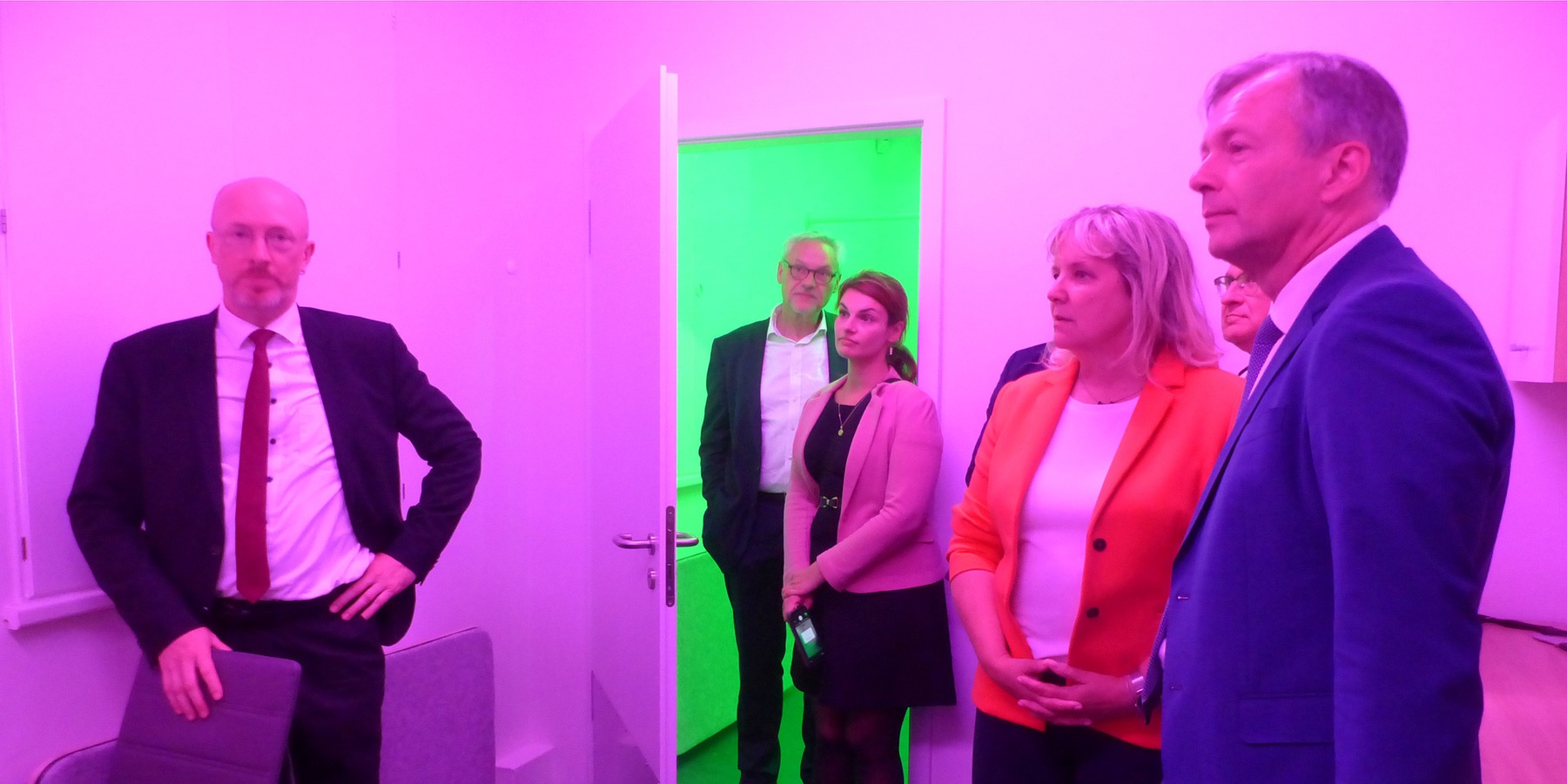 Während des Besichtigungsrundganges in einer realitätsnahen Trainingswohnung, hier können mit modernster Technik u.a. auch besondere Lichtszenarien nachgestellt werden, v.l.n.r.: Innenminister Christian Pegel, Abteilungsleiter Abt. 4 im Finanzministerium © 2024 SBL Greifswald