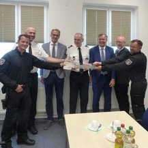 Die symbolische Schlüsselübergabe ist erfolgt, v.l.n.r.: Polizeihauptkommissar und Einsatztrainer ETR Enrico Sonnabend, Polizeihauptkommissar und Einsatztrainer ETR Falko Mehlberg, Leiter SBL Greifswald Stephan Aufdermauer, Polizeipräsident Thomas Dabel, © 2024 SBL Greifswald