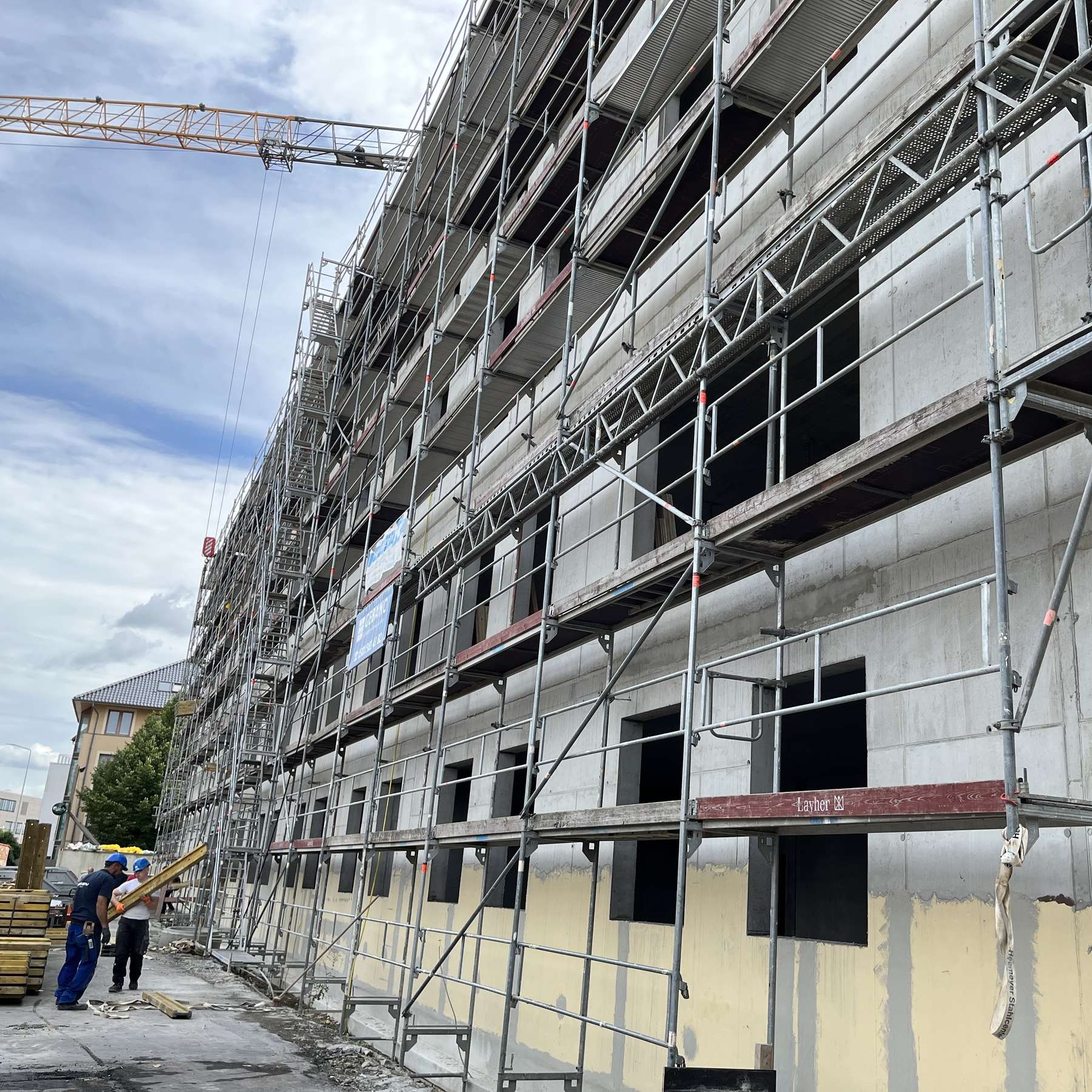 Die Fassade des eingerüsteten Rohbaus © 2024 SBL Rostock