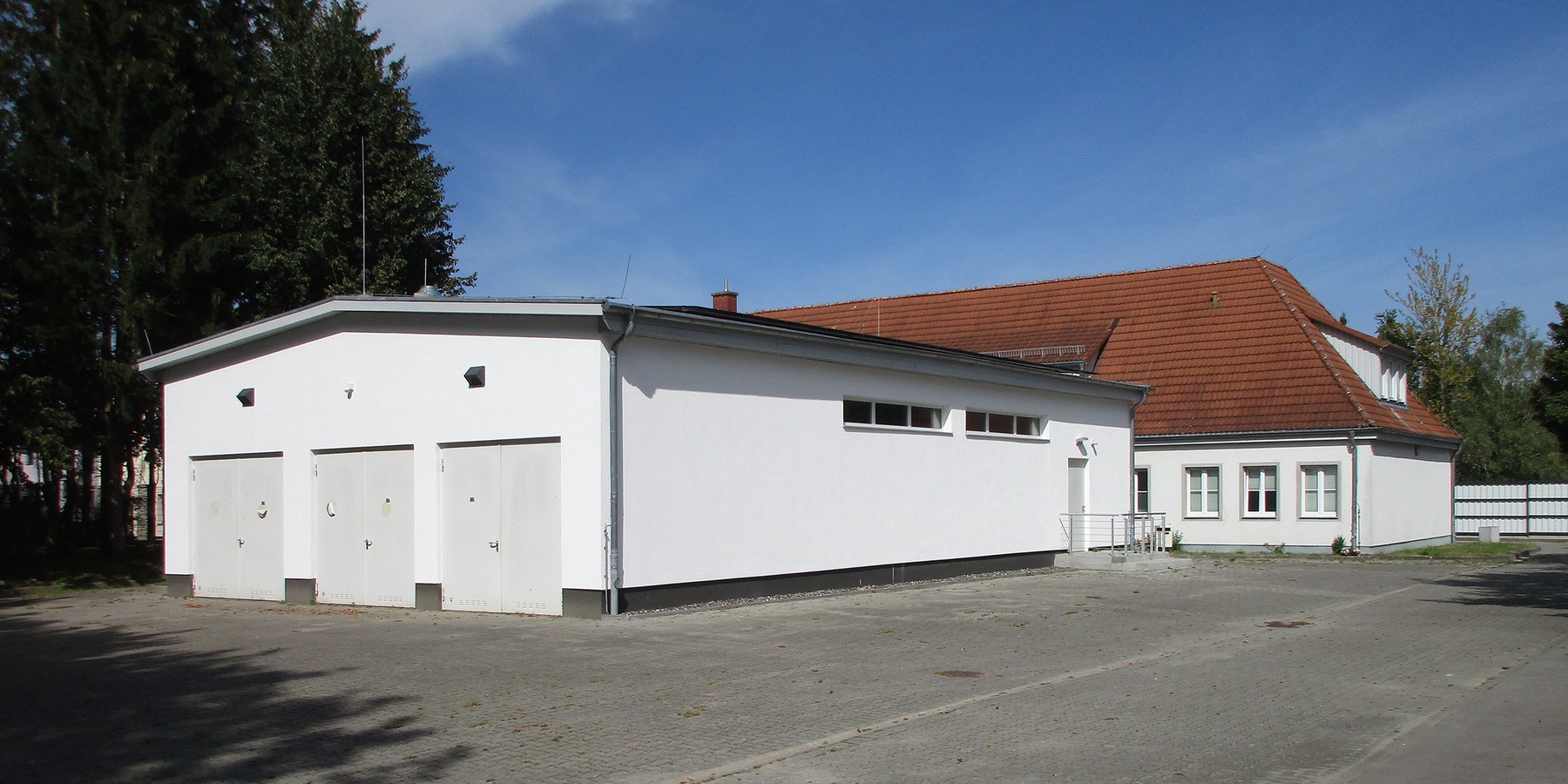 Ansicht hofseitig - links im Vordergrund die Trainingshalle, im Hintergrund rechts das Hauptgebäude © 2024 IPROconsult GmbH, Greifswald