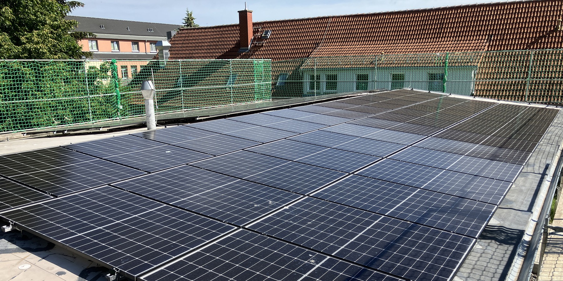 Photovoltaik-Anlage auf dem Dach des Trainingsgebäudes © 2024 IPROconsult GmbH, Greifswald