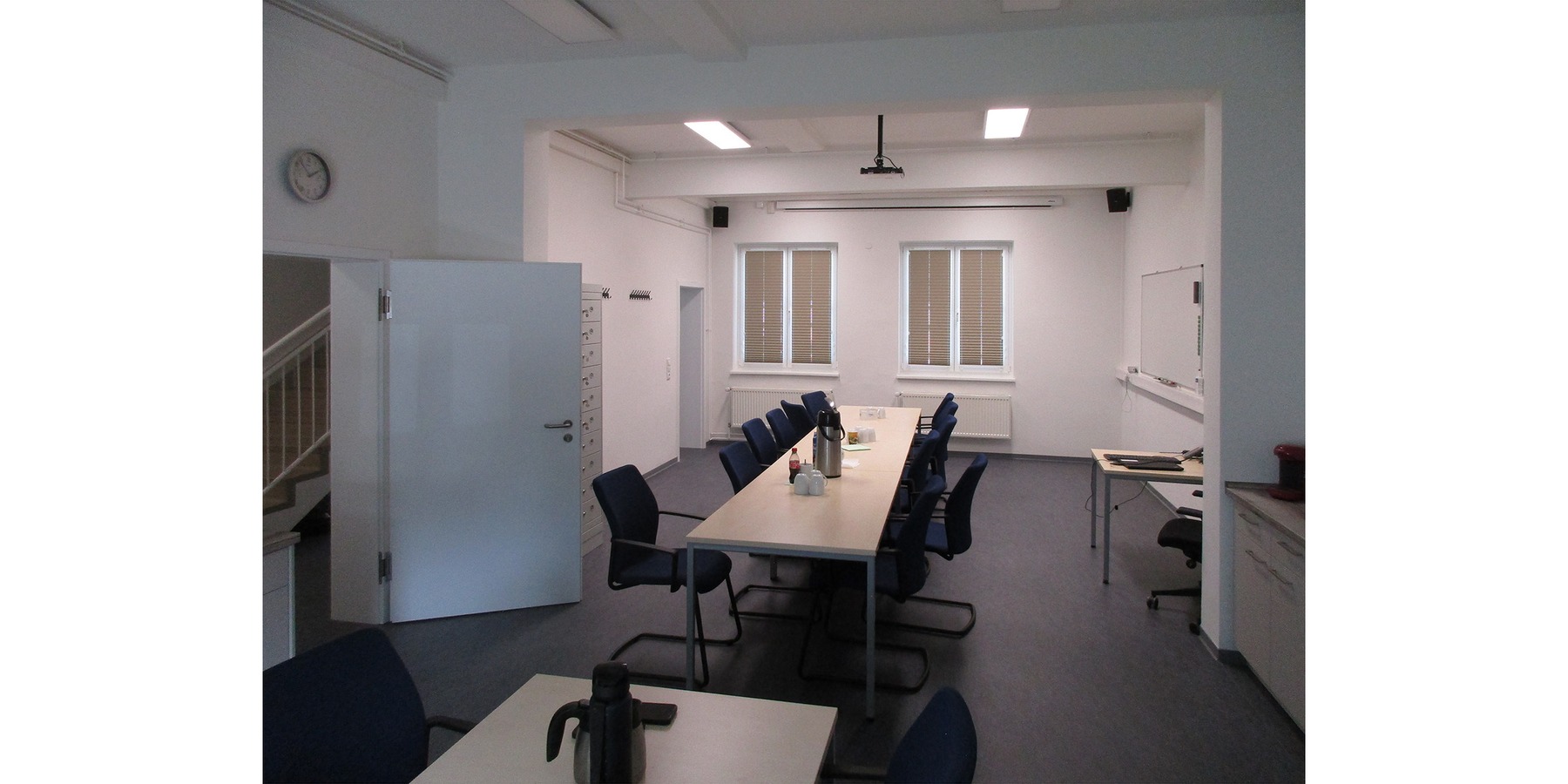 Schulungs- und Besprechungsraum mit Teeküche im Erdgeschoss © 2024 IPROconsult GmbH, Greifswald