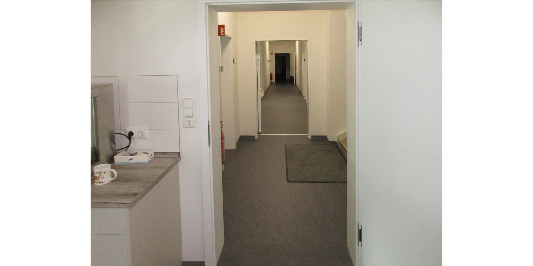 Blick vom Schulungsraum in den Flur im Erdgeschoss © 2024 IPROconsult GmbH, Greifswald
