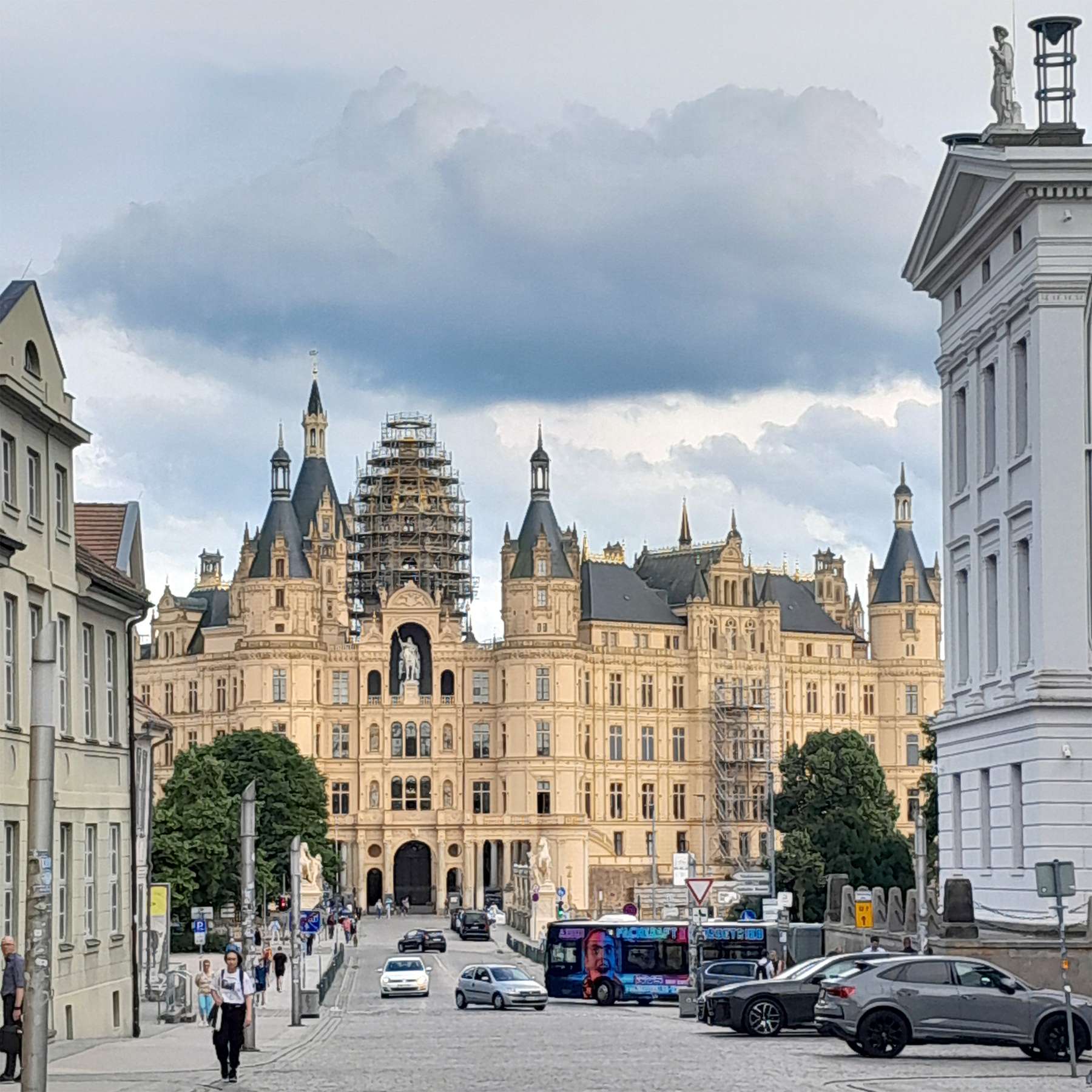 Ansicht Schloss Schwerin von der Schloss-Straße, rechts die Staatskanzlei © SBL Schwerin