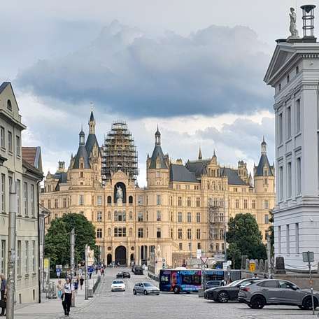 Ansicht Schloss Schwerin von der Schloss-Straße, rechts die Staatskanzlei © SBL Schwerin