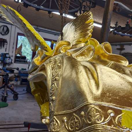 In der Werkstatt: Der Erzengel wird neu vergoldet. © SBL Schwerin