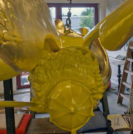 In der Werkstatt: Der Erzengel von oben bei den Vergoldungsarbeiten. © SBL Schwerin