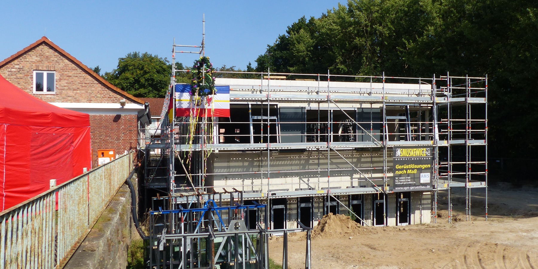 Der Erweiterungsneubau wird später durch einen Glasverbinder mit dem Bestandsgebäude Haus 2 direkt verbunden sein © 2024 SBL Greifswald