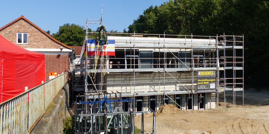 Der Erweiterungsneubau wird später durch einen Glasverbinder mit dem Bestandsgebäude Haus 2 direkt verbunden sein © 2024 SBL Greifswald