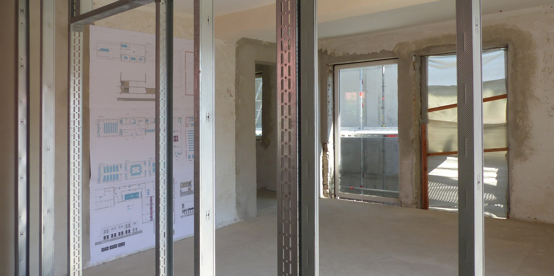 Blick in das Bestandsgebäude Haus 2 - hier erfolgen zeitgleich zur Errichtung des Erweiterungsbaus notwendige Anpassungs-, Sanierungs- und Instandsetzungsmaßnahmen © 2024 SBL Greifswald