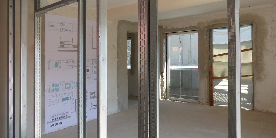 Blick in das Bestandsgebäude Haus 2 - hier erfolgen zeitgleich zur Errichtung des Erweiterungsbaus notwendige Anpassungs-, Sanierungs- und Instandsetzungsmaßnahmen © 2024 SBL Greifswald