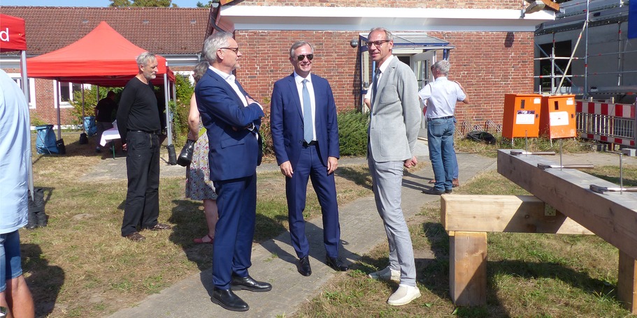 Vor dem Festakt - Stephan Aufdermauer, Leiter SBL Greifswald (rechts) im Gespräch mit Finanzminister Dr. Heiko Geue (mittig) und dem Leiter der Abteilung Staatshochbau und Liegenschaften im Finanzministerium M-V Stefan Wenzl (links) © 2024 SBL Greifswald