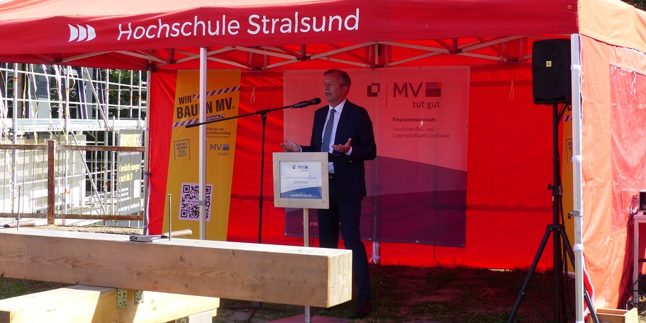 Finanzminister des Landes Mecklenburg-Vorpommern Dr. Heiko Geue bei seinem Grußwort © 2024 SBL Greifswald