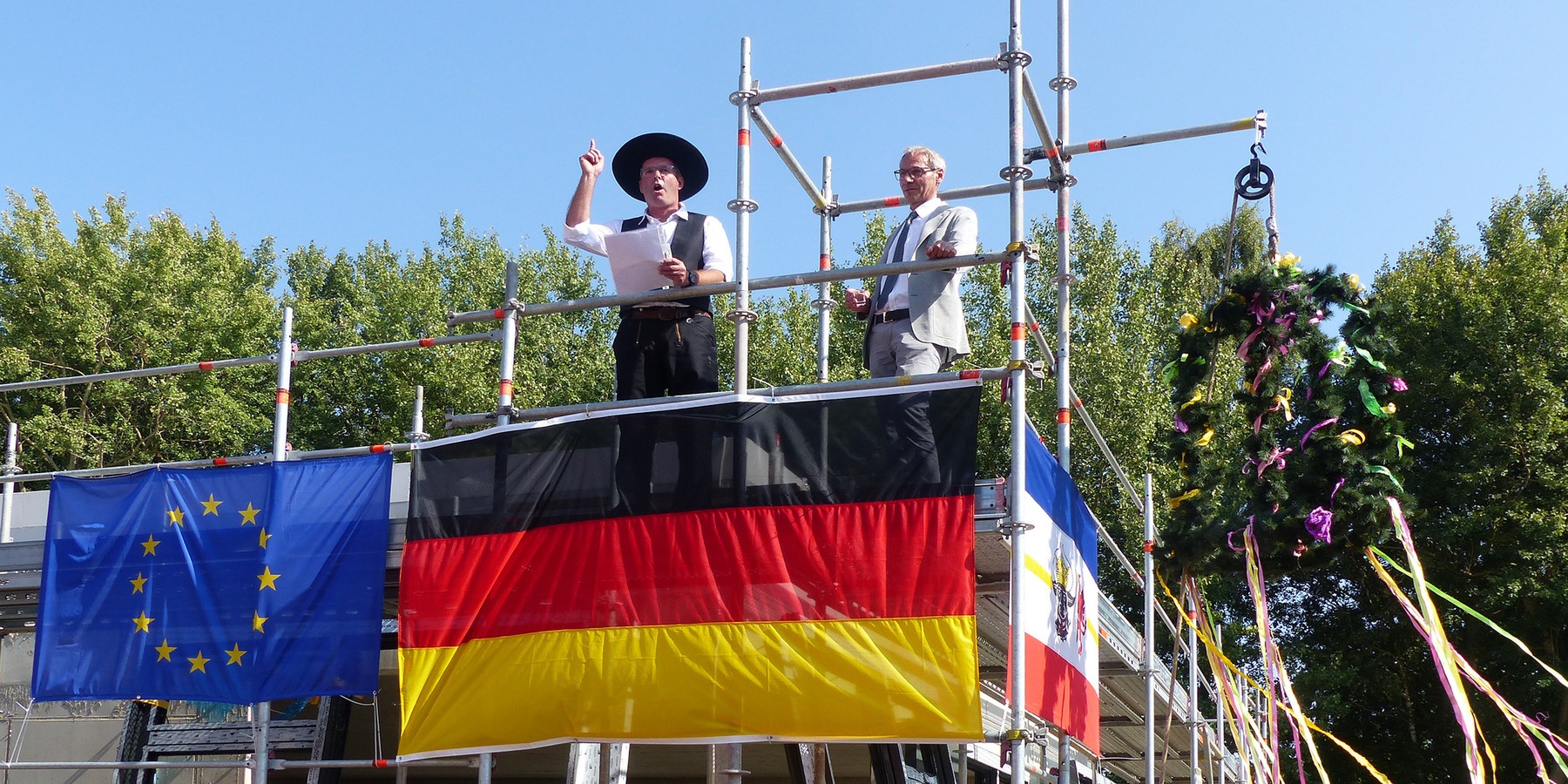 Gerd Biemann, Polier der Rohbaufirma Claus Wieben Bauunternehmung GmbH   Ko KG, verliest den Richtspruch © 2024 SBL Greifswald