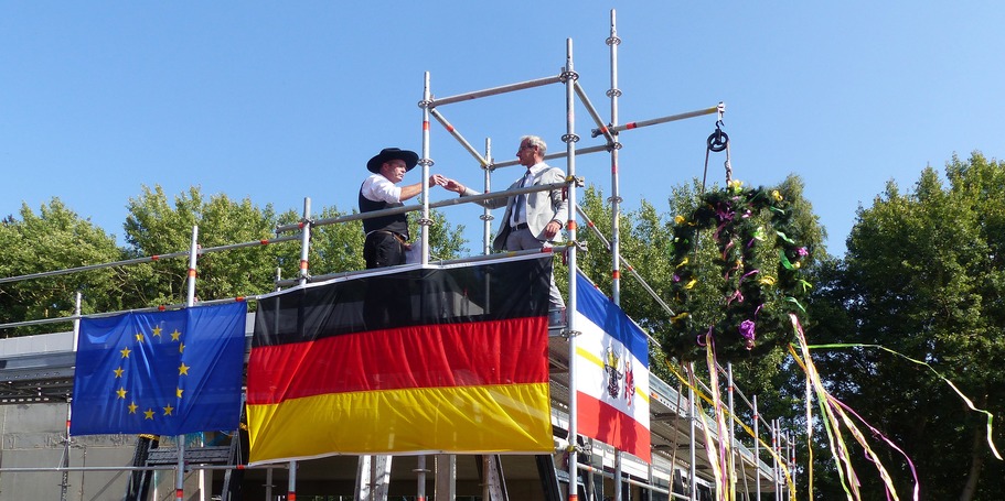 Nach dem Richtspruch wird auf das Wohl von Bauherr, Architekt, Planern und Bauleuten angestoßen - Polier Gerd Biemann und Leiter SBL Greifswald Stephan Aufdermauer © 2024 SBL Greifswald