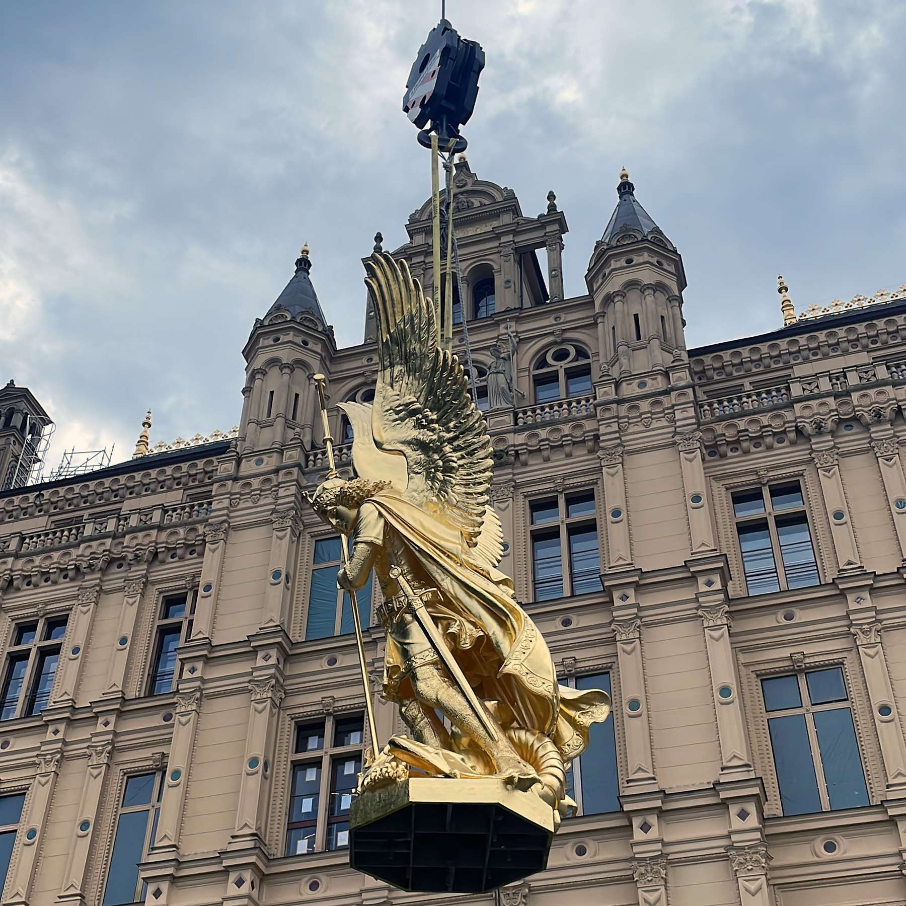 Der Erzengel wird nach oben gezogen. © SBL Schwerin