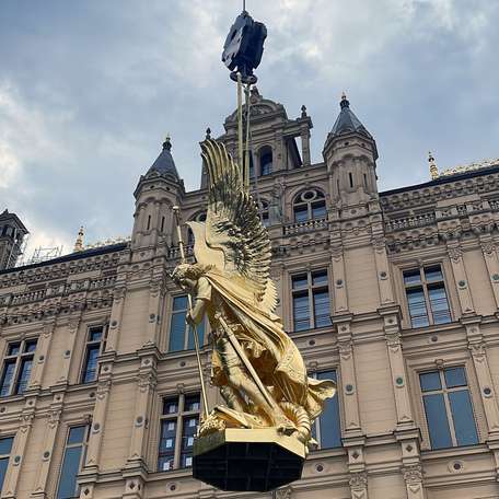 Der Erzengel wird nach oben gezogen. © SBL Schwerin